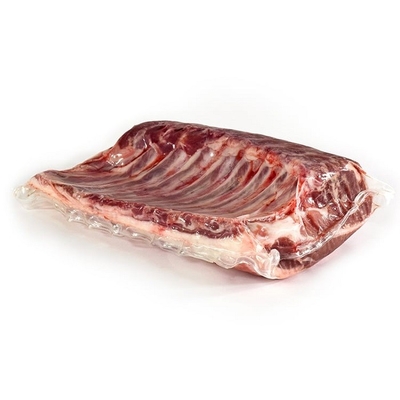 Hueso fresco en una bolsa de carne.