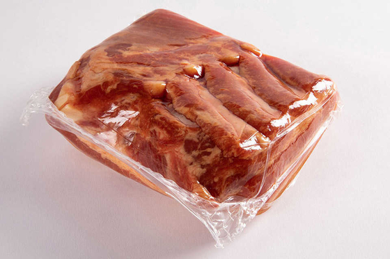 Hueso fresco en una bolsa de carne.